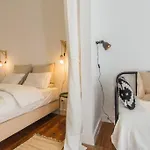 135 A - In Tranquil Flat In Alfama Near Se And Castle *