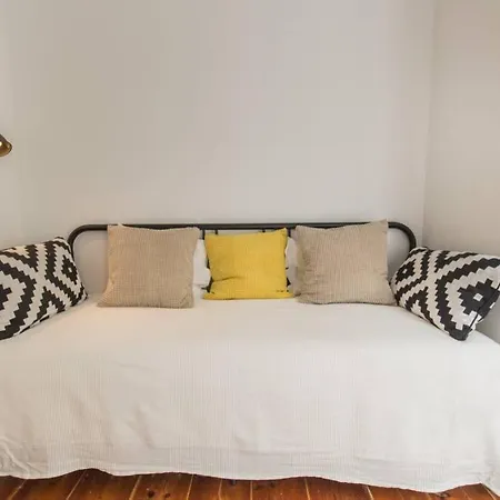 Apartment 135 A - In Tranquil Flat In Alfama Near Se And Castle *