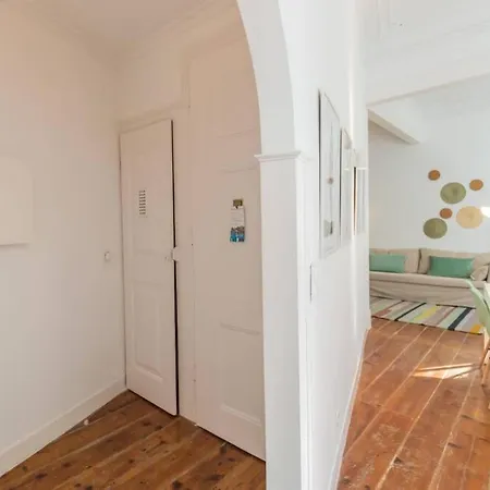 Apartment 135 A - In Tranquil Flat In Alfama Near Se And Castle