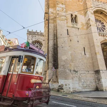 דירה In Tranquil Flat In Alfama Near Se And Castle ליסבון