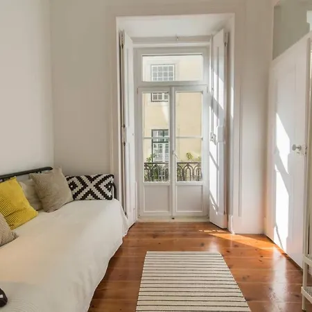 Apartment 135 A - In Tranquil Flat In Alfama Near Se And Castle *