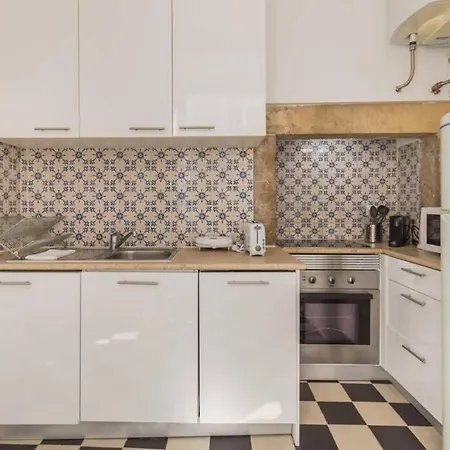 135 A - In Tranquil Flat In Alfama Near Se And Castle *